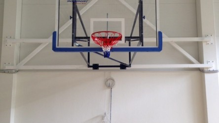 Seinale kinnituv küljepeale kokkulükatav korvikonstruktsioon