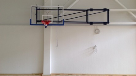 Seinale kinnituv korvikonst kokkulükatuna